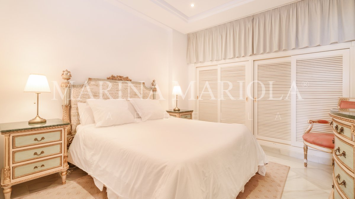 Marina Mariola Marbella, Apartamento 2 dormitorios en fachada Sur, vista directa al mar.