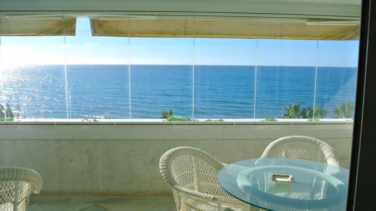 Marina Mariola Marbella, Apartamento 2 dormitorios en fachada Sur, vista directa al mar.