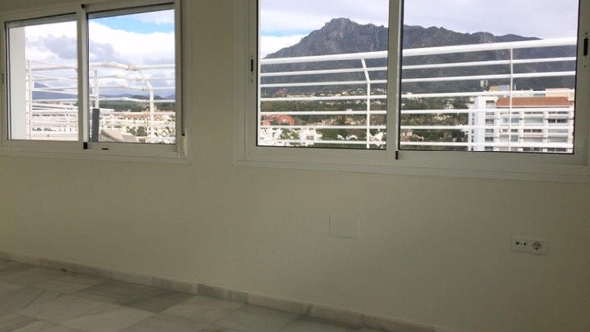 Marina Mariola Marbella, Ático 3 Dormitorios con Piscina Privada.