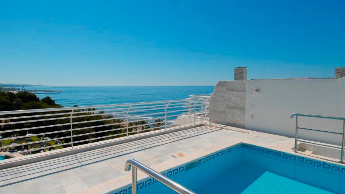 Marina Mariola Marbella, Ático 3 Dormitorios con Piscina Privada.